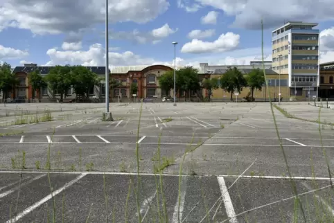 191 neue Wohnungen sollen auf dem bisherigen Parkplatz in der Nachbarschaft des KBA-Werks (Hintergrund) entstehen. 