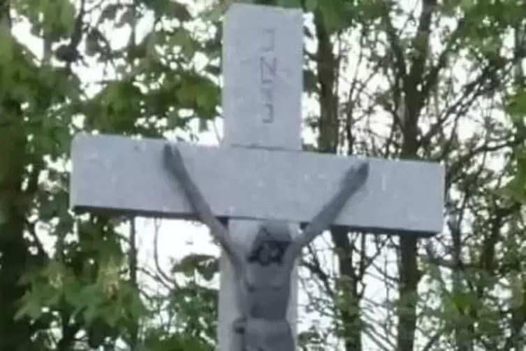 Hier ist der Christuskorpus noch am Kreuz befestigt, in der vergangenen Woche wurde er gestohlen. 