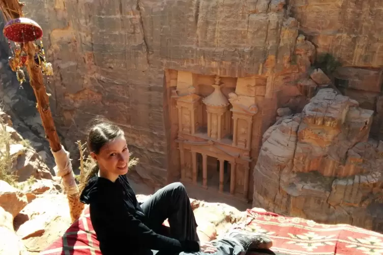 Bloggerin und Rucksack-Reisende Karola Marky in der Ruinenstätte Petra in Jordanien. 