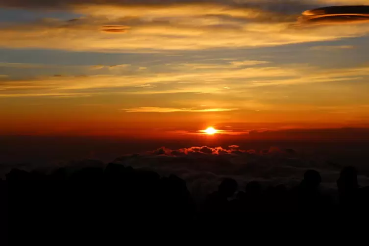 Ein Sonnenaufgang vom Gipfel des Fujis (Japan) aus fotografiert. Den Aufstieg hat Marky über Nacht gemacht. 