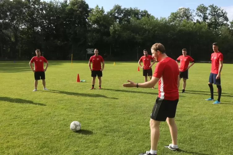 Training in Zeiten von Corona beim ASV Langweiler/Merzweiler mit Trainer Rüdiger Heckmann (im Vordergrund).