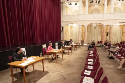 Abstand ist Trumpf: Pressekonferenz zum städtischen Konzertprogramm mit (von links) dem designierten Pfalztheater-GMD Daniele Sq