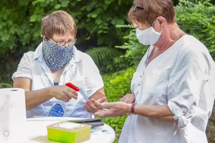 Wie &uuml;berall: Heike Christ (links) und Carola Seegm&uuml;ller desinfizieren erst mal die H&auml;nde.