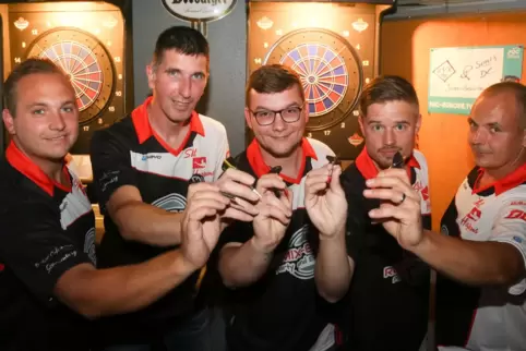 Das Dartteam "Shit Happens" aus Schönenberg-Kübelberg wurde Meister der B-Klasse und steigt damit in die A-Klasse auf: von links