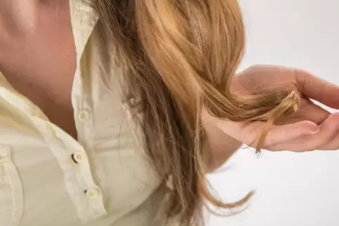 Nach einer heillos missglückten Blondierung bei einem Friseur-Besuch hat das Oberlandesgericht Köln einer Frau 5000 Euro Schmerz