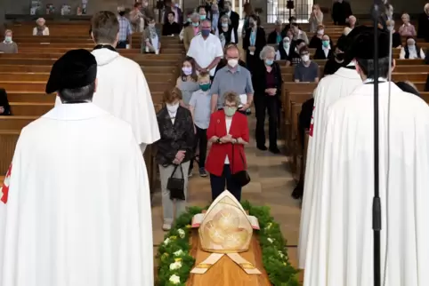 Abschied von Anton Schlembach: Gläubige treten am Sonntag in der Friedenskirche St. Bernhard an den Sarg des Altbischofs. 
