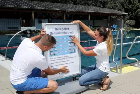 „Geregelter Schwimmbetrieb“: So heißt die Vorgabe, die Kevin Zimmermann und Annalena Brönner (von links) am Becken bekanntmachen „Geregelter Schwimmbetrieb“: So heißt die Vorgabe, die Kevin Zimmermann und Annalena Brönner (von links) am Becken bekanntmachen