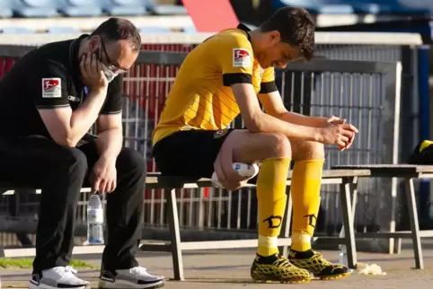Zweitliga-Schlusslicht Dynamo Dresden sieht sich benachteiligt. Alexander Jeremejeff lässt den Kopf hängen nach dem 0:2 bei Hols