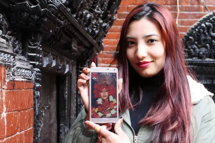 Preeti Shakya zeigt ein Bild von sich als Mädchengöttin. 