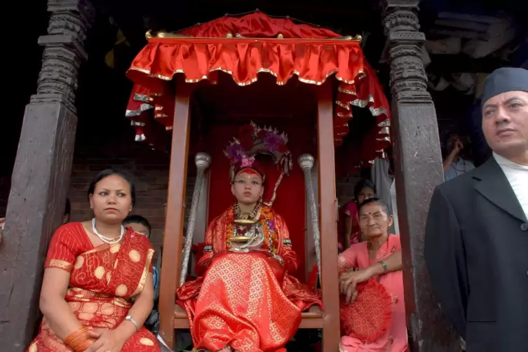 Nepals lebende Göttin Kumari (Mitte) verfolgt das Bhoto-Jatra-Festival. 