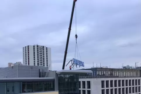 Abmontiert: Das Halberg-Logo verschwindet per Kran. 