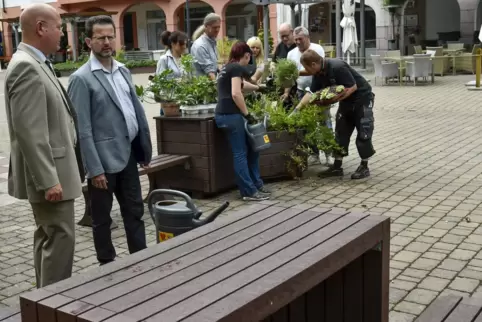 Bürgermeister Michael Müller und Gewerbevereinschef Thomas Lätzsch (von links) auf dem Kurpfalzplatz. Im Hintergrund bepflanzen 