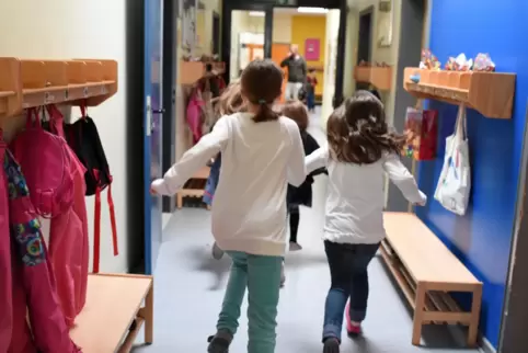In der Grundschule in Dudenhofen wird in zwei Sommerferienwochen eine Notbetreuung für berufstätige Eltern angeboten, die keine 