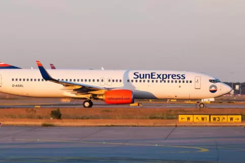 Eine Boeing 737-800 der Fluggesellschaft SunExpress Deutschland.