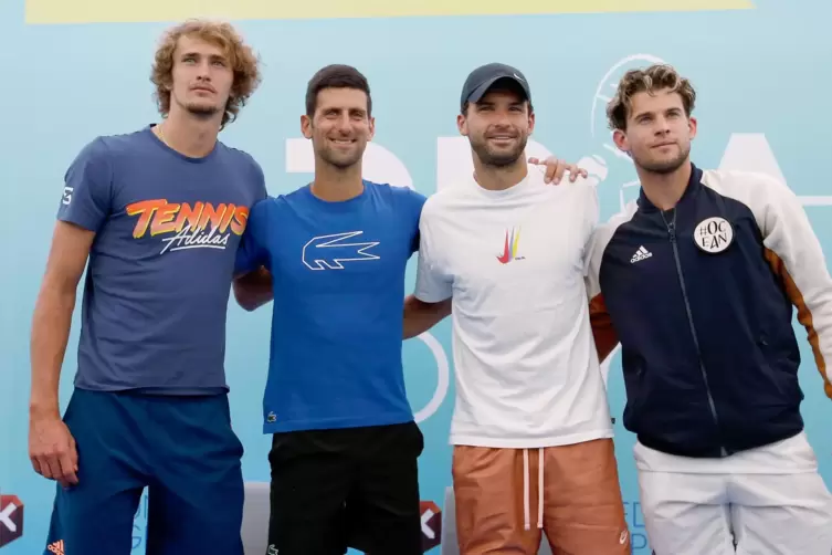 Von wegen Sicherheitsabstand: Novak Djokovic (Zweiter von links) vor zw&ouml;lf Tagen in Belgrad mit Alexander Zverev, dem ebenfalls 