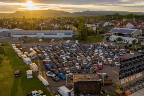 Geschichte: das Autokino am Flugplatz in Lachen-Speyerdorf.