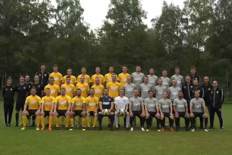Der gemeinsame Kader des SV Battweiler in der Saison 2019/20: Während die erste Mannschaft den Titel in der A-Klasse einfuhr und