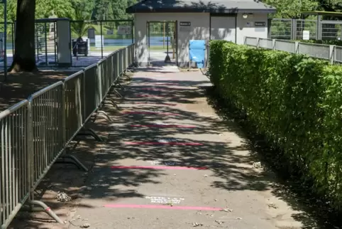 Mit Abstand ins Strandbad: Markierungen auf dem Boden weisen auf diese Regel hin. Mit Abstand ins Strandbad: Markierungen auf dem Boden weisen auf diese Regel hin.