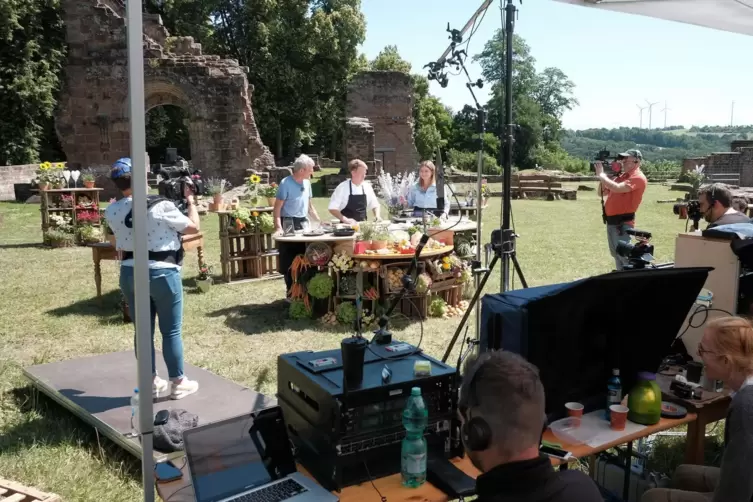 Kulinarisches Trio zwischen Klostermauern und Filmteam: Dreharbeiten hoch &uuml;ber W&ouml;rschweiler.