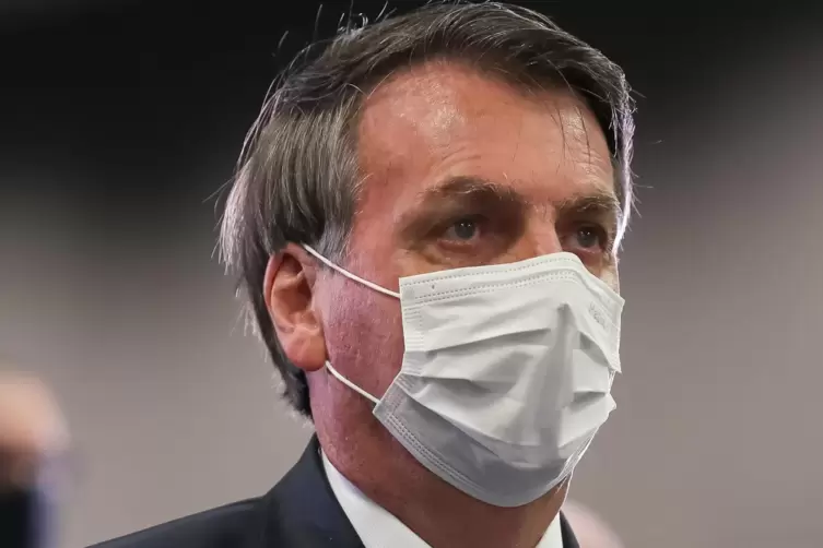 Der Präsident des südamerikanischen Landes hatte das Coronavirus immer wieder verharmlost und demonstrativ ohne Maske in Mensche