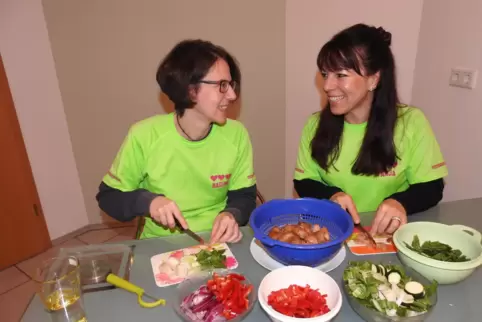 Nadine Heß und Tanja Schwindinger (von links) haben beim Schnippeln von Gemüse und weiteren Zutaten für das Hähnchen-Curry viel 