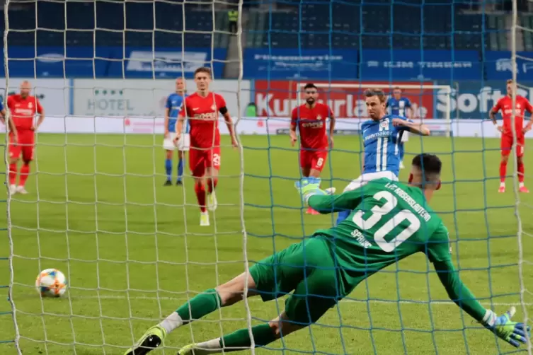 Das 1:1 – Maximilian Ahlschwede verwandelt den Strafstoß gegen FCK-Torwart Avdo Spahic. 