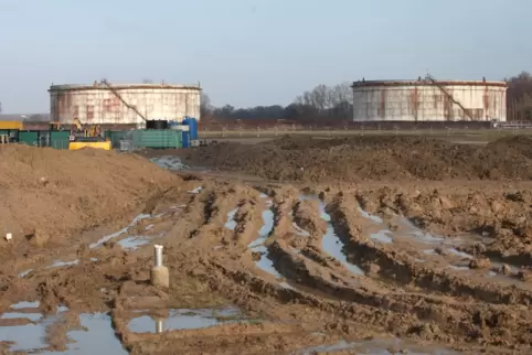 Das Wintershall Tanklager während der Abrissarbeiten. 