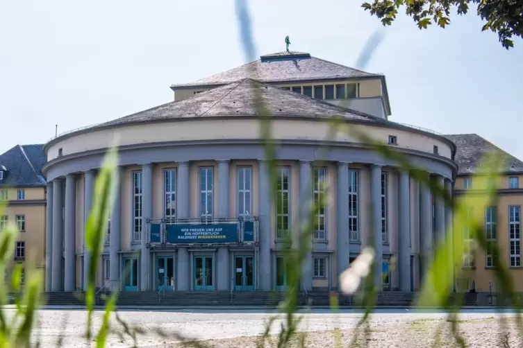 Das Saarländische Staatstheater in Saarbrücken geht einen ungewöhnlichen Weg und plant nur eine halbe Spielzeit.