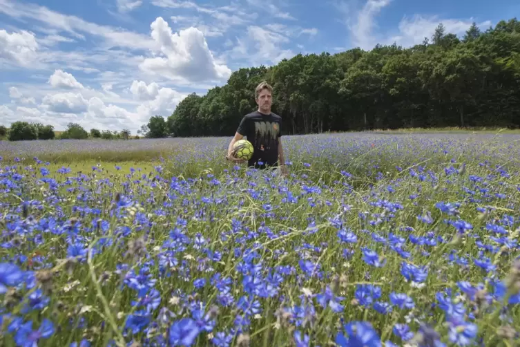 Wettstreit im Kornblumenmeer: Die Naturverbundenheit geh&ouml;rt laut Oliver Uryszek zum Fu&szlig;ballgolf dazu. 
