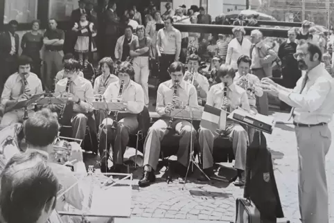 Der Musikverein beim 100. Jubiläum der Kreissparkasse im Jahr 1978. Dirigent war Heinrich Meininger.