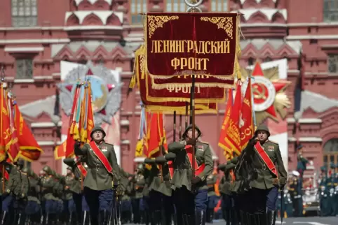 „Leningrader Front“ steht auf dem Banner dieser Einheit. Das heutige Sankt Petersburg litt besonders unter der deutschen Belager