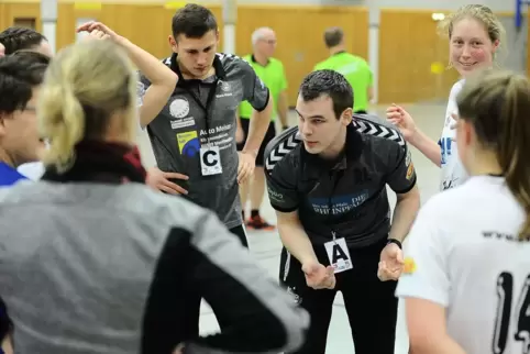 SV 64-Trainer Rüdiger Lydorf (Mitte) erklärt seinem Team in der Auszeit, was er auf dem Spielfeld sehen will.