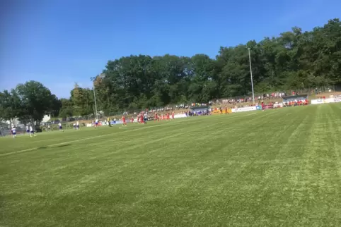 Der Höhepunkt für Emmelshausen: Der FCK spielt mit seiner zweiten Mannschaft auf ihrem Platz. 