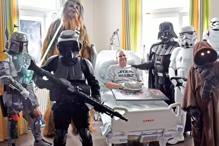 Jan-Peter mit Rollenspiel-Akteuren an seinem Bett im Paul-Marien-Hospiz.