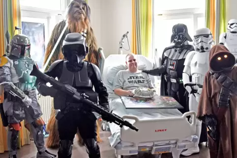 Jan-Peter mit Rollenspiel-Akteuren an seinem Bett im Paul-Marien-Hospiz.