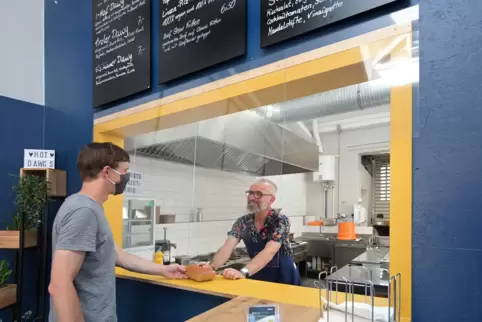 Nicht mehr der einfache Imbisswagen: Streetfood, „Straßenessen“, bei Jürgen Schmidt (rechts).