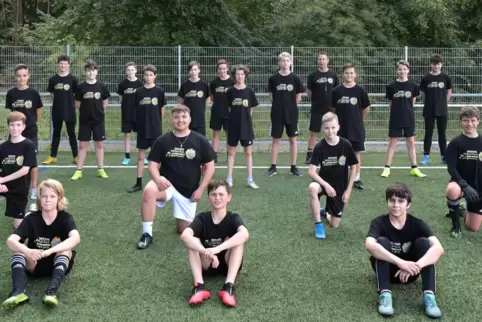Meisterfoto in der Corona-Zeit: die D-Jugend des JFV Ganerb macht vor wie es geht. 