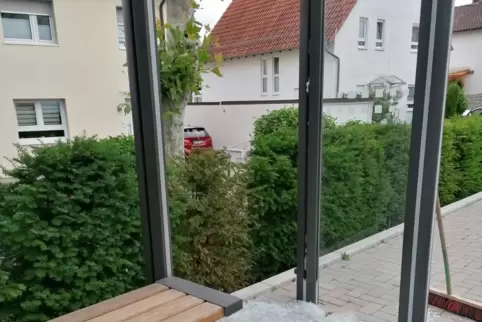 Zerstört: Scheiben an einer Bushaltestelle in Otterstadt.