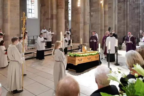 Im Speyerer Dom: Auf dem Sarg des verstorbenen Bischofs Anton Schlembach liegen Bischofsstab und Mitra, die Kopfbedeckung der Bi