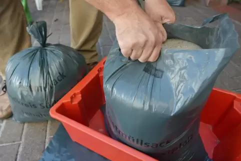 Zusätzlicher Müll wird im Restmüllsack entsorgt.