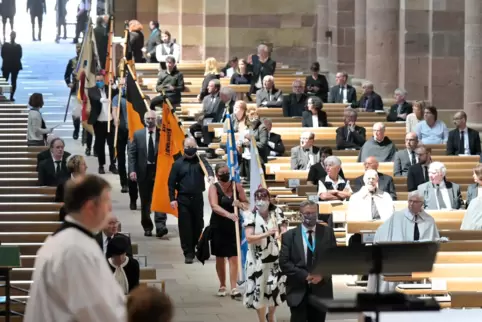 Erweisen dem Altbischof die letzte Ehre: Vertreter kirchlicher Verbände und Vereinigungen ziehen in den Dom ein.