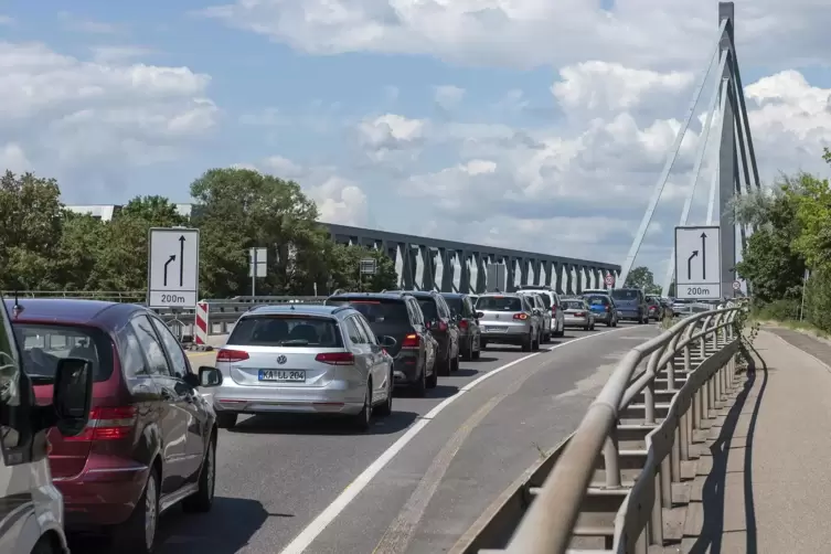 Täglich 80.000 bis 90.000 Fahrzeuge rollen über die alte Rheinbrücke zwischen Wörth und Karlsruhe. 