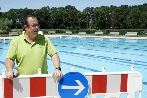 Hier geht’s ins Wasser: Daniel Münkel, leitender Schwimmmeister im Strandbad, erklärt, wer wie und wo im Sportbecken seine Runde Hier geht’s ins Wasser: Daniel Münkel, leitender Schwimmmeister im Strandbad, erklärt, wer wie und wo im Sportbecken seine Runde