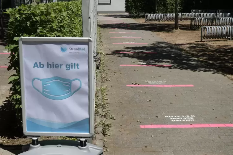 Beim Warten an den vier Kassenh&auml;uschen m&uuml;ssen Strandbadbesucher Maske tragen. 