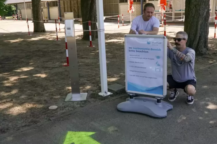 Regeln am Kiosk: Ren&eacute; Kublank (links) und Sven Sch&auml;fer bereiten den Gastrobereich vor. 