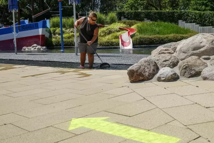 Daniela Schlung s&auml;ubert vor Er&ouml;ffnung noch einmal das Wasser in der Piratenbucht.