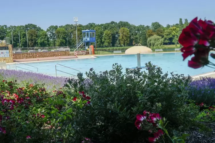 Trotz Corona-Bedingungen ein idyllischer Ort: das Frankenthaler Strandbad.