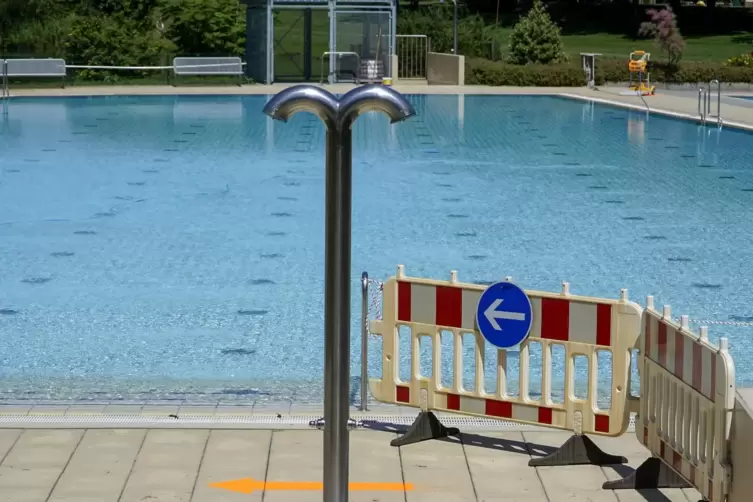 Wegweiser ins sogenannt Sternenbecken: &Uuml;berall auf dem Gel&auml;nde ist eine Art Einbahnstra&szlig;ensystem eingezeichnet.