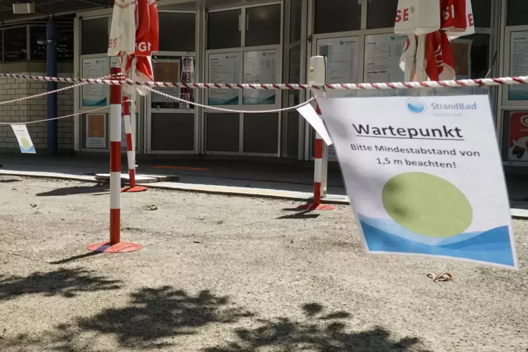 Wer Speisen und Getr&auml;nke am Kiosk kauft, muss diese an seinem Platz auf der Liegewiese verzehren.