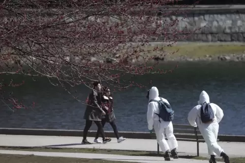 Kanadier, hier in Vancouver, sorgen sich, dass die hohen Covid-Infektionszahlen in den USA auch ihr Land in Gefahr bringen. 